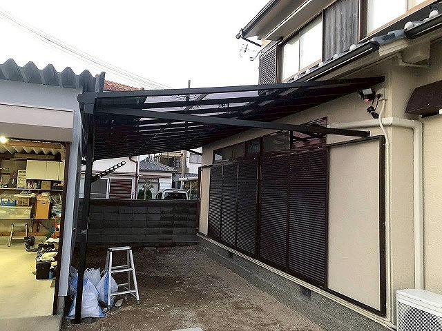 加古川市　ポリカ屋根設置完了直後の様子